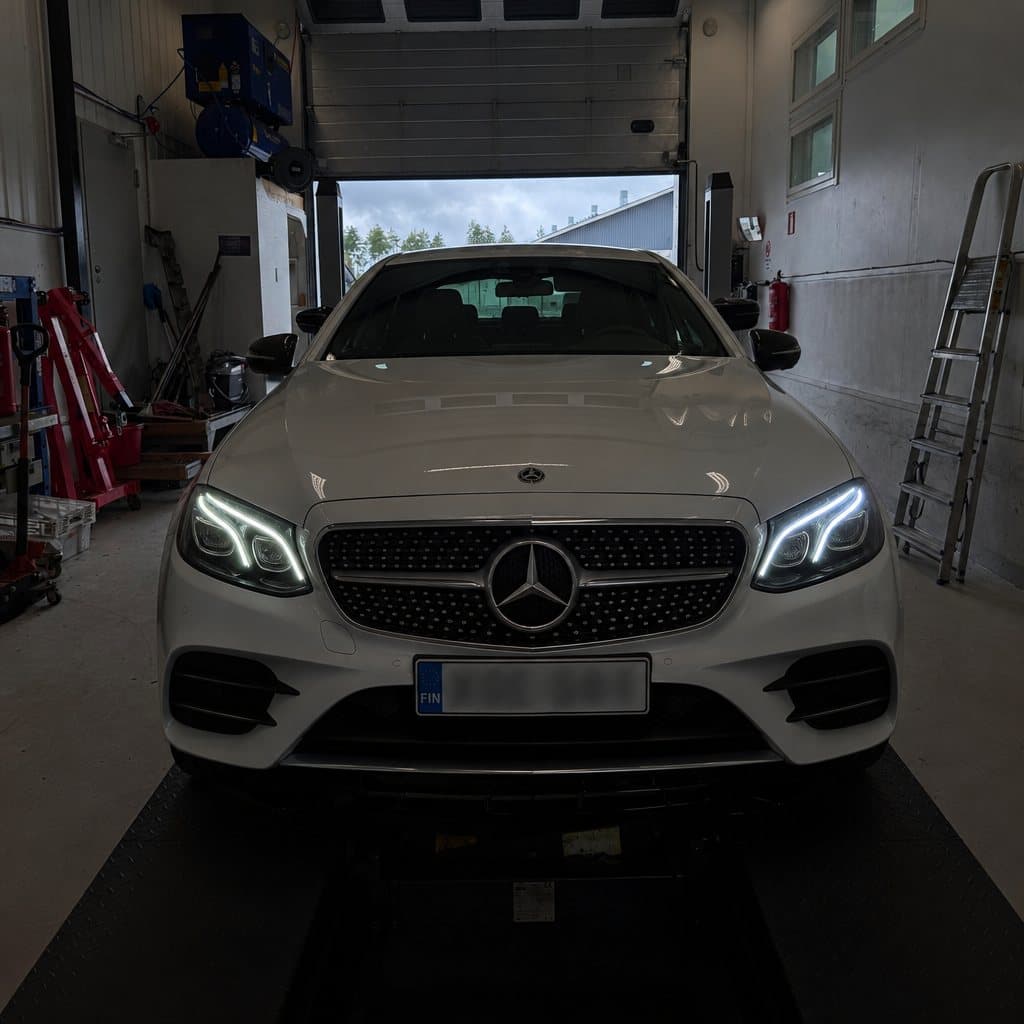 Mercedes-Benz Jambotek Oy:llä — Halli 04